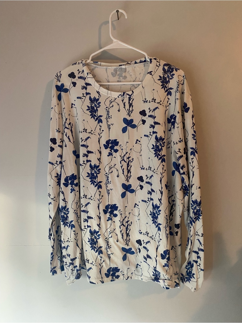 Floral Long-Sleeve Crewneck Top - Blue on white